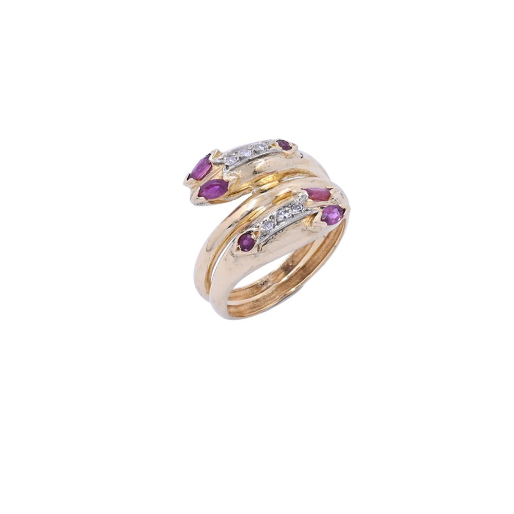 Anillo oro 18k con rubíes navette y brillantes. Anillo oro 18k con rubíes navette y brillantes.