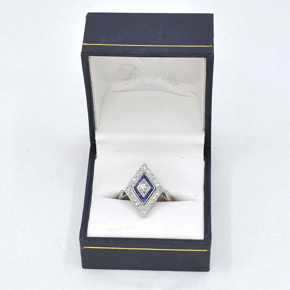Anillo En Oro 18K, Platino, Brillantes Y Zafiros Sinteticos Anillo En Oro 18K, Platino, Brillantes Y Zafiros Sinteticos