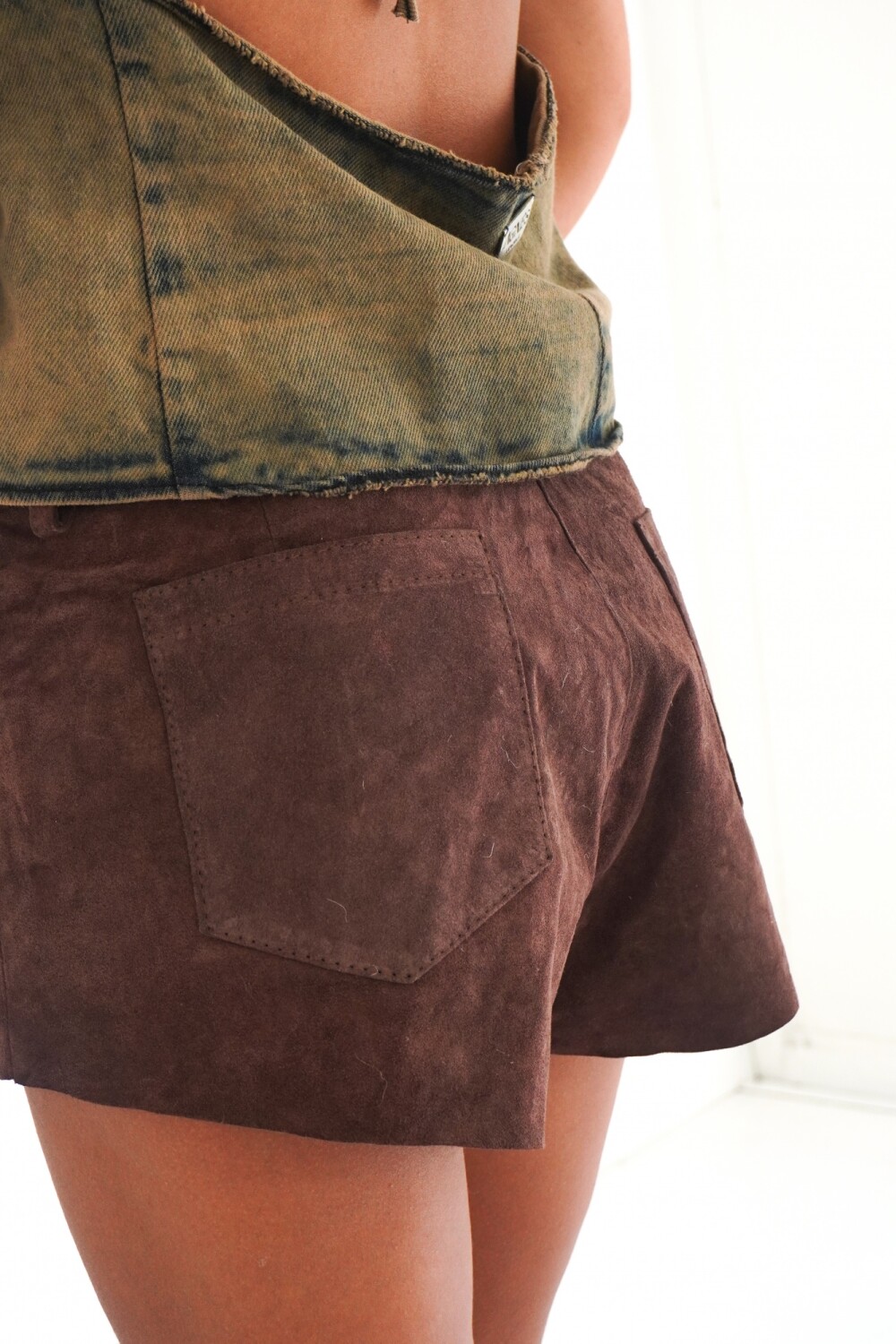 Rosette Leather Short Gamuza Chocolate