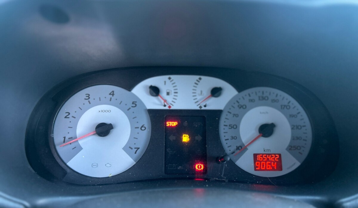 Renault Clio Expression 1.0 2006 Renault Clio Expression 1.0 2006