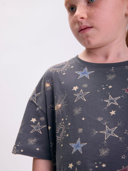 Remera Estampa Estrellas Gris Oscuro