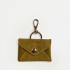 Llavero charm Mila en cuero gamuza Pistacho