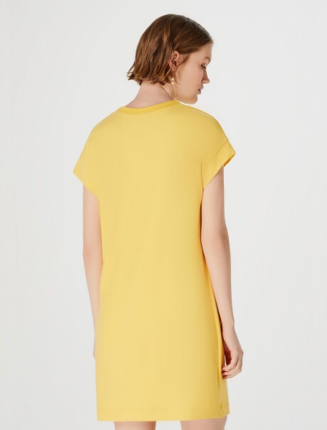 VESTIDO CORTO BÁSICO TEXTURIZADO AMARILLO