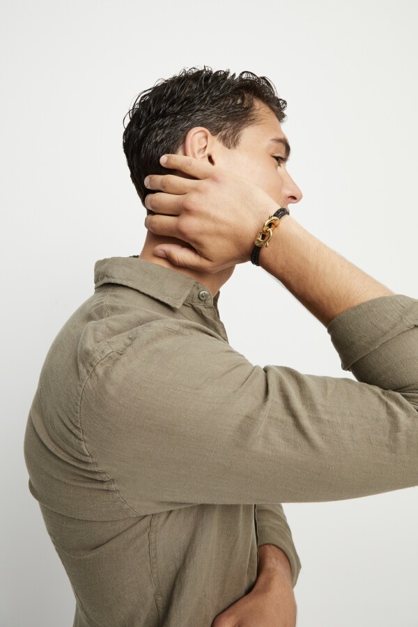 PULSERA DE CUERO DOBLE NEGRO CON MOSQUETÓN ENTRELAZADO BAÑADO EN ORO 18K Pulsera