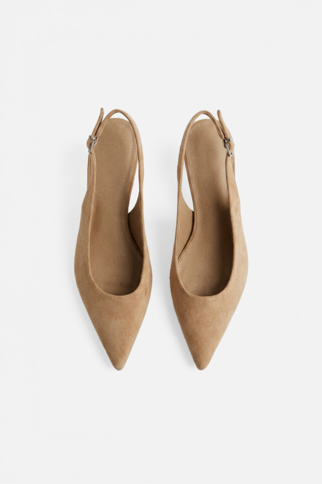 Zapato en punta simil gamuza beige