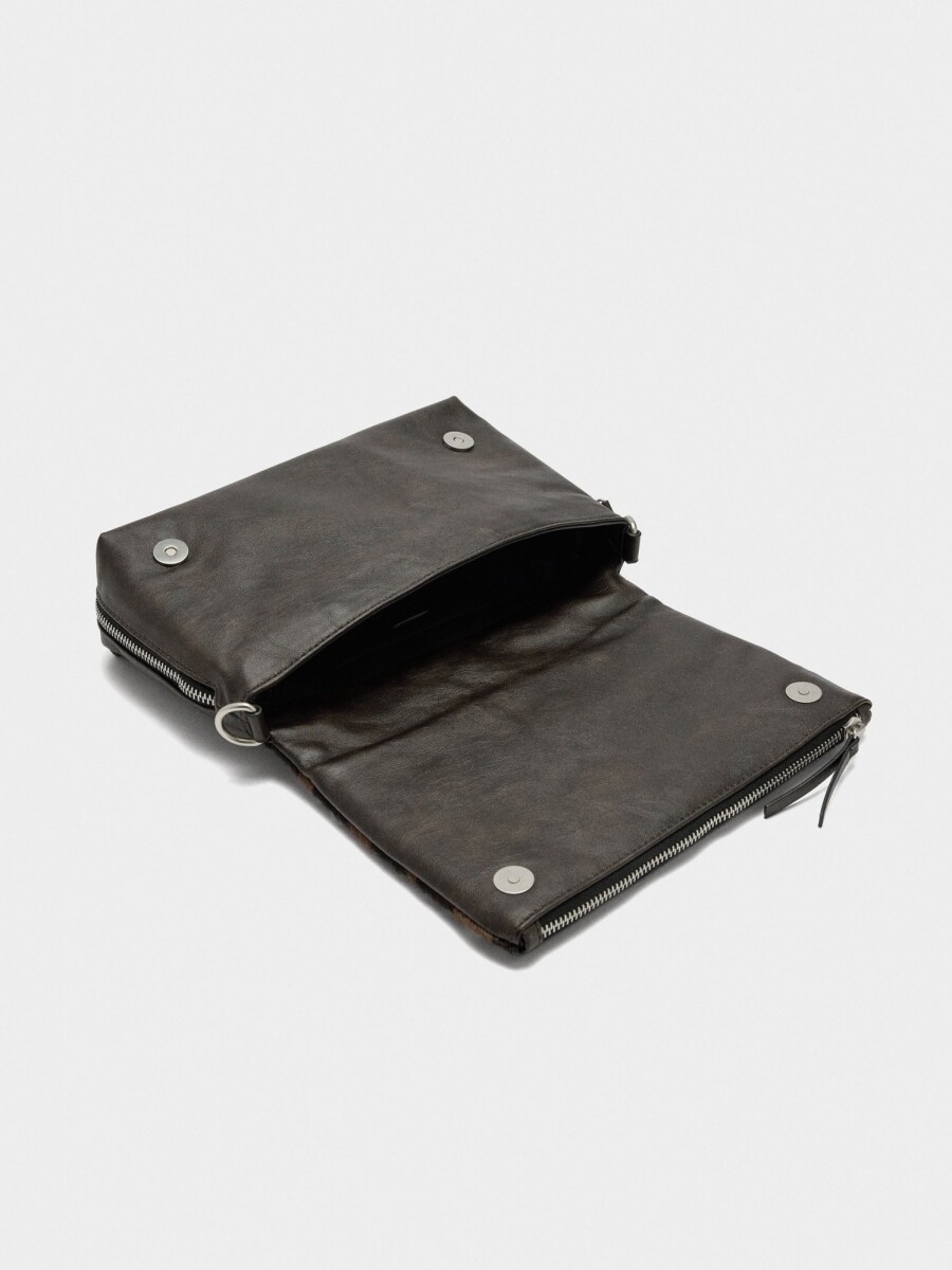 Bolso De Hombro Detalles De Piel Y Tachuelas marron