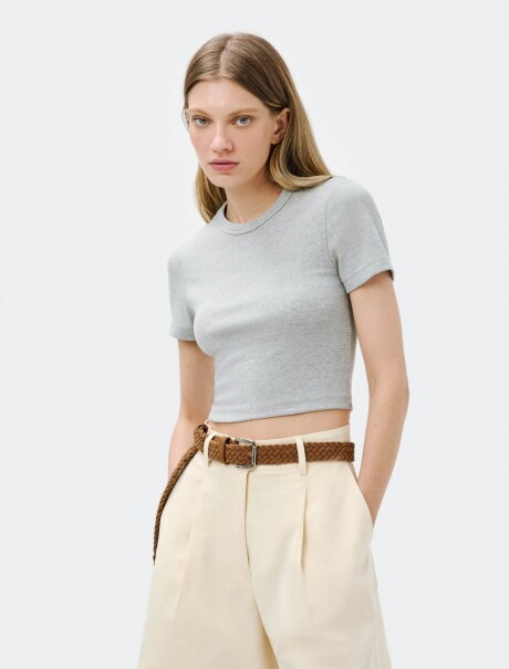 CAMISETA CORTA EN TELA ACANALADA GRIS