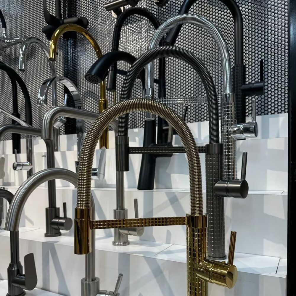 Grifería de cocina Monocomando de mesada Chef Pico móvil Gold Grifería De Cocina Monocomando De Mesada Chef Pico Móvil Gold