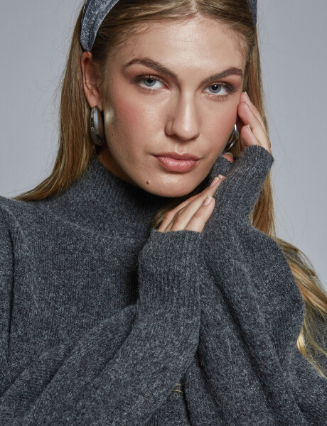 Sweater cuello alto gris