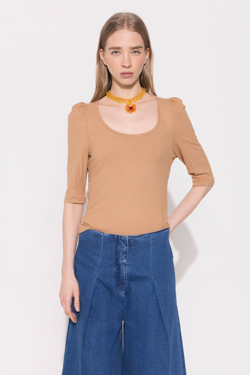 REMERA FRIDAY Camel