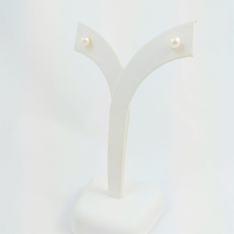 Par de caravanas de oro 18 ktes y perla de cultivo, 6 mm. Par de caravanas de oro 18 ktes y perla de cultivo, 6 mm.