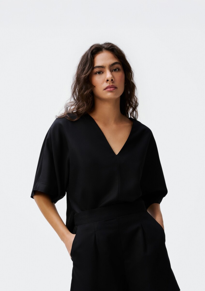 BLUSA CON ESCOTE EN V - NEGRO 