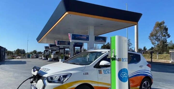 ¿Se frena la suba de impuestos? El Gobierno evalúa aplazar el Imesi a los autos eléctricos en Uruguay