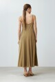 Vestido de lino bretel fino con cortes verde oliva