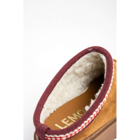 Zueco Gamuza Con Guarda Bordada Camel