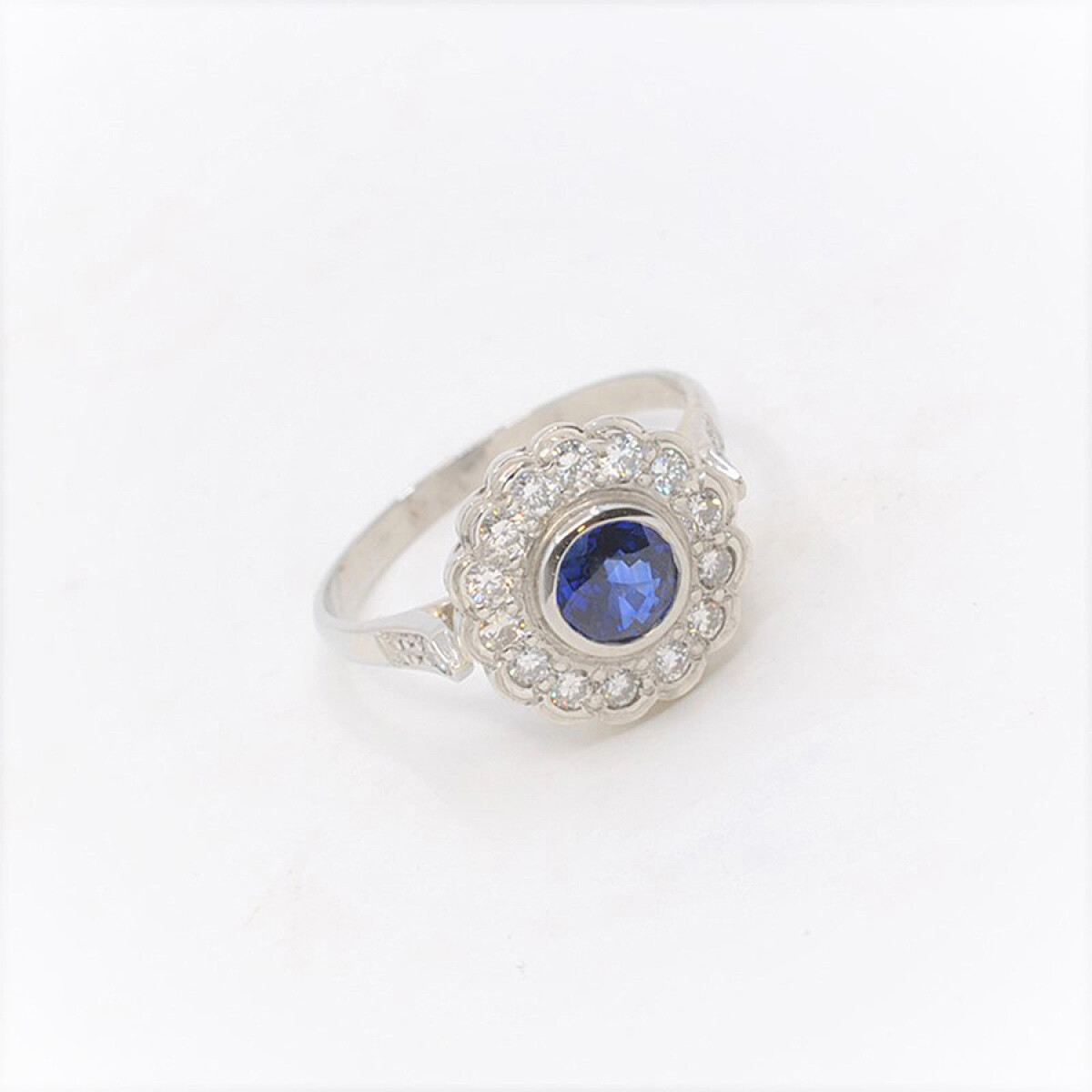 Anillo En Platino, Zafiro Redondo Y Brillantes 
