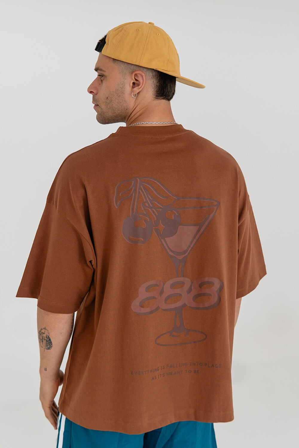 Remera Pulau 888 Marrón