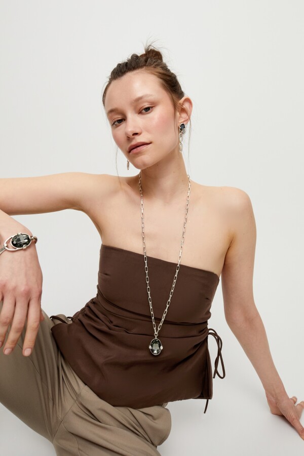 COLLAR LARGO DE ALEACIÓN DE METALES BAÑADO EN PLATA DE LEY CON CRISTAL FACETADO GRIS Colgante