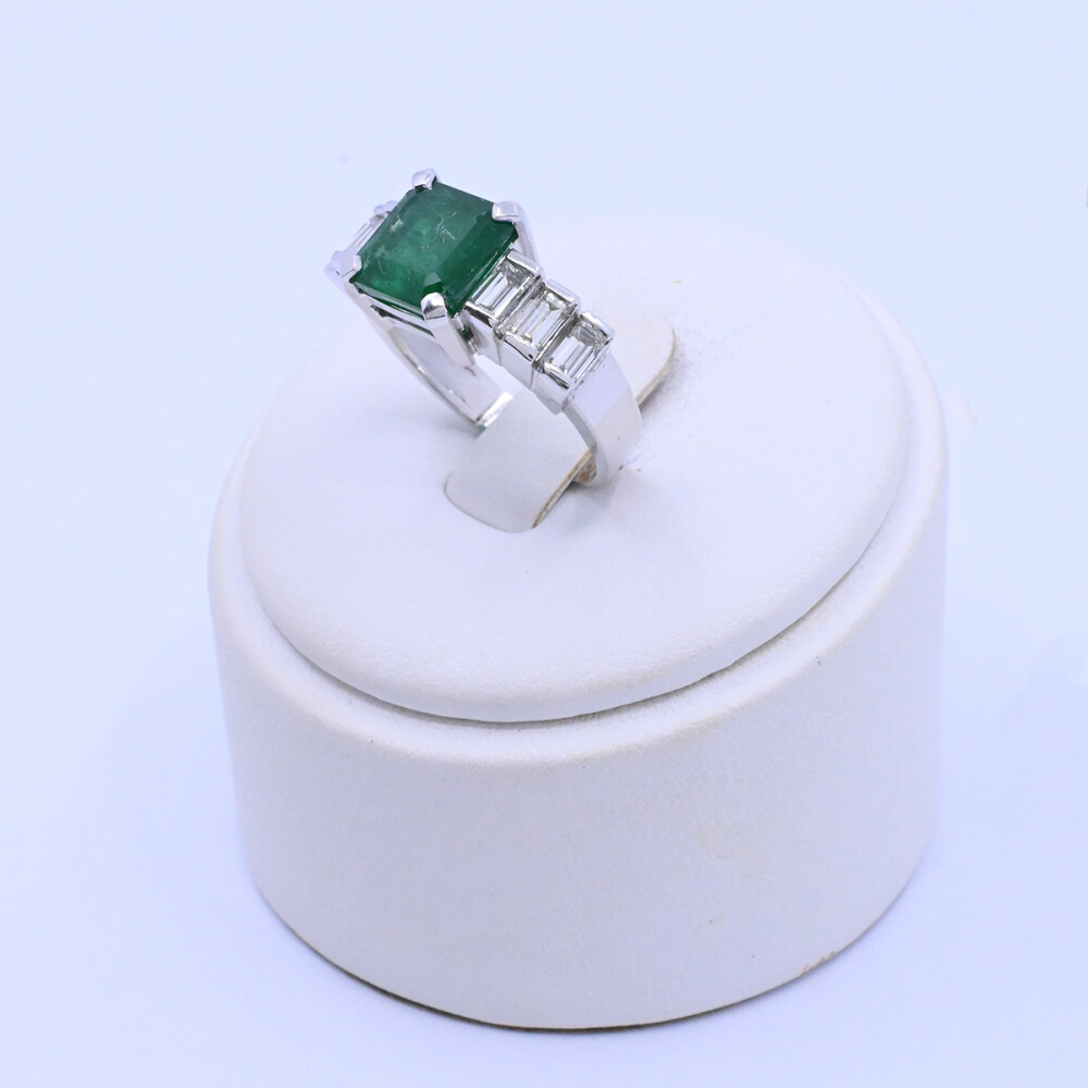 Anillo platino, esmeralda y 6 brillantes. Anillo platino, esmeralda y 6 brillantes.
