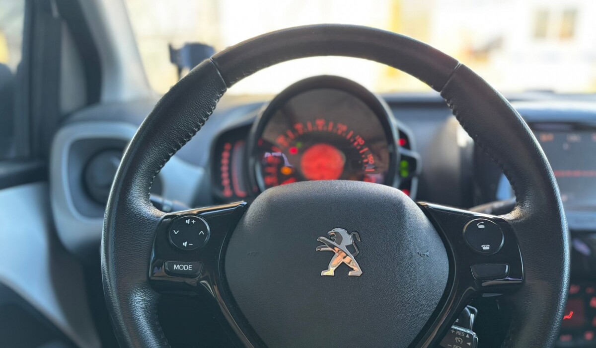 Peugeot 108 Allure 1,0 - 2015 Peugeot 108 Allure 1,0 - 2015