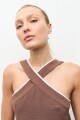 Top halter vivo en contraste chocolate