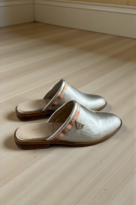 Sandalias LIA Dorado Pálido Línea Ottenta Con Arte Sandalias LIA Dorado Pálido Línea Ottenta Con Arte