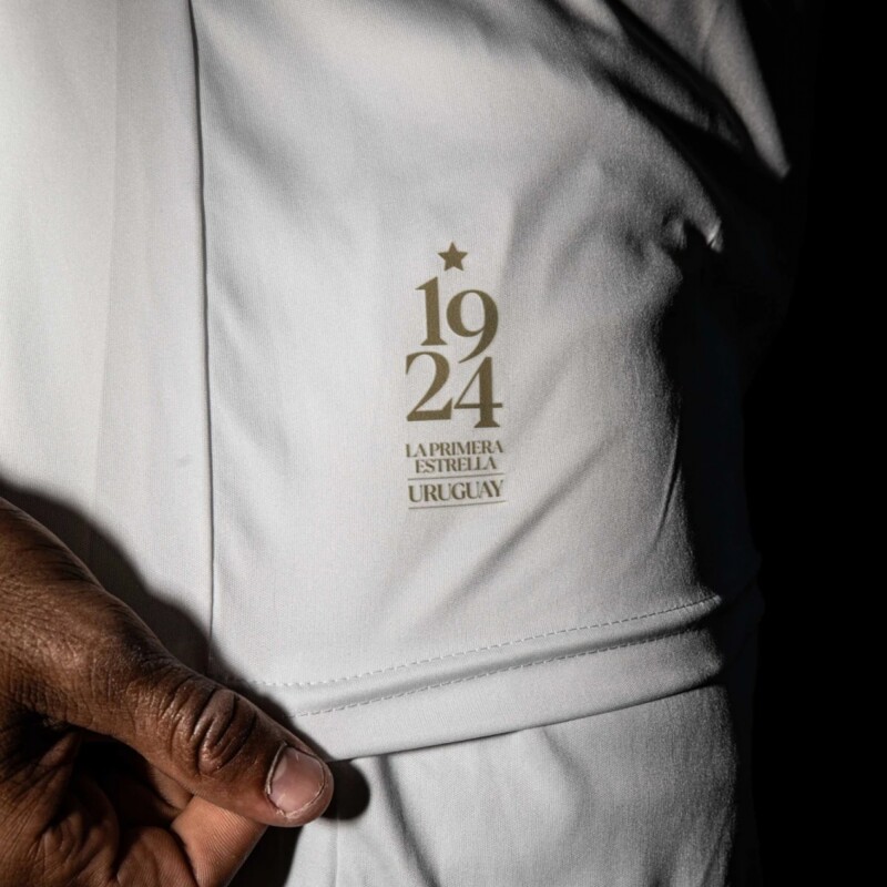 CAMISETA ALTERNATIVA BLANCA AUF BLANCO