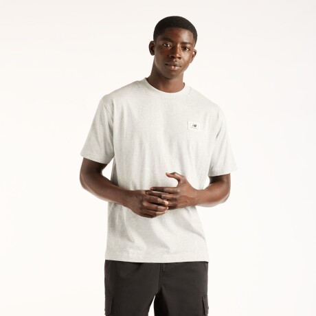Remera New Balance de Hombre - Woven Label - MT53928AGM GREY