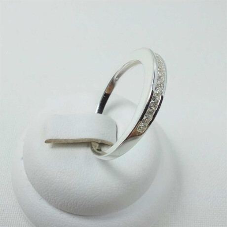 Anillo de plata 925 con circonias Modelo medio sin fin en carril