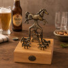 Set de Garra con 6 Pinchos y Destapador con Base de Madera Caballo Dorado