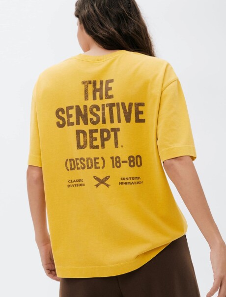 CAMISETA OVERSIZED CON ESTAMPA AMARILLO