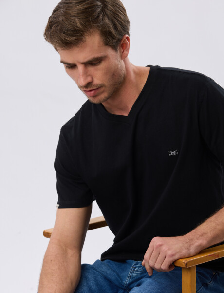 REMERA BÁSICA V DE ALGODÓN Negro