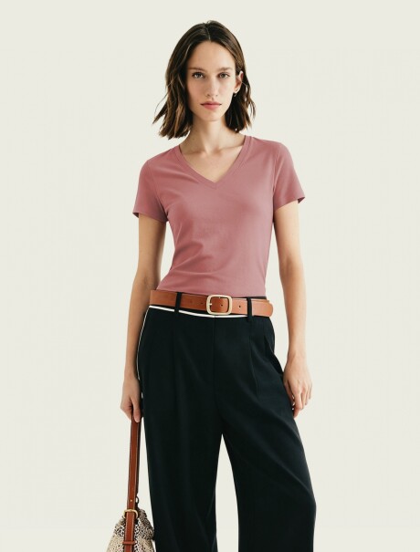 CAMISETA BÁSICA SLIM CUELLO EN V ROSADO
