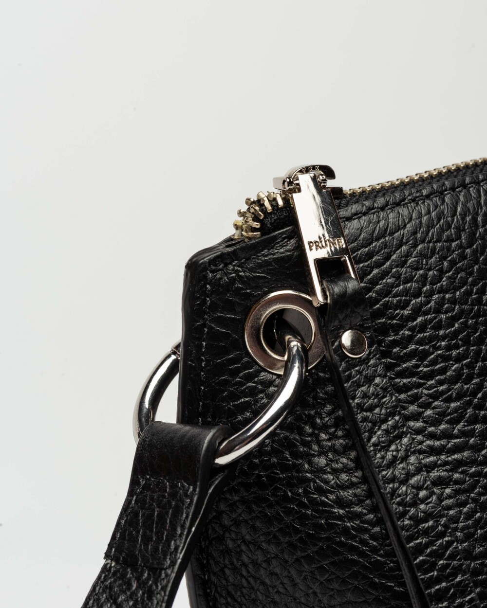 Bandolera Sauvage En Cuero Graneado Negro
