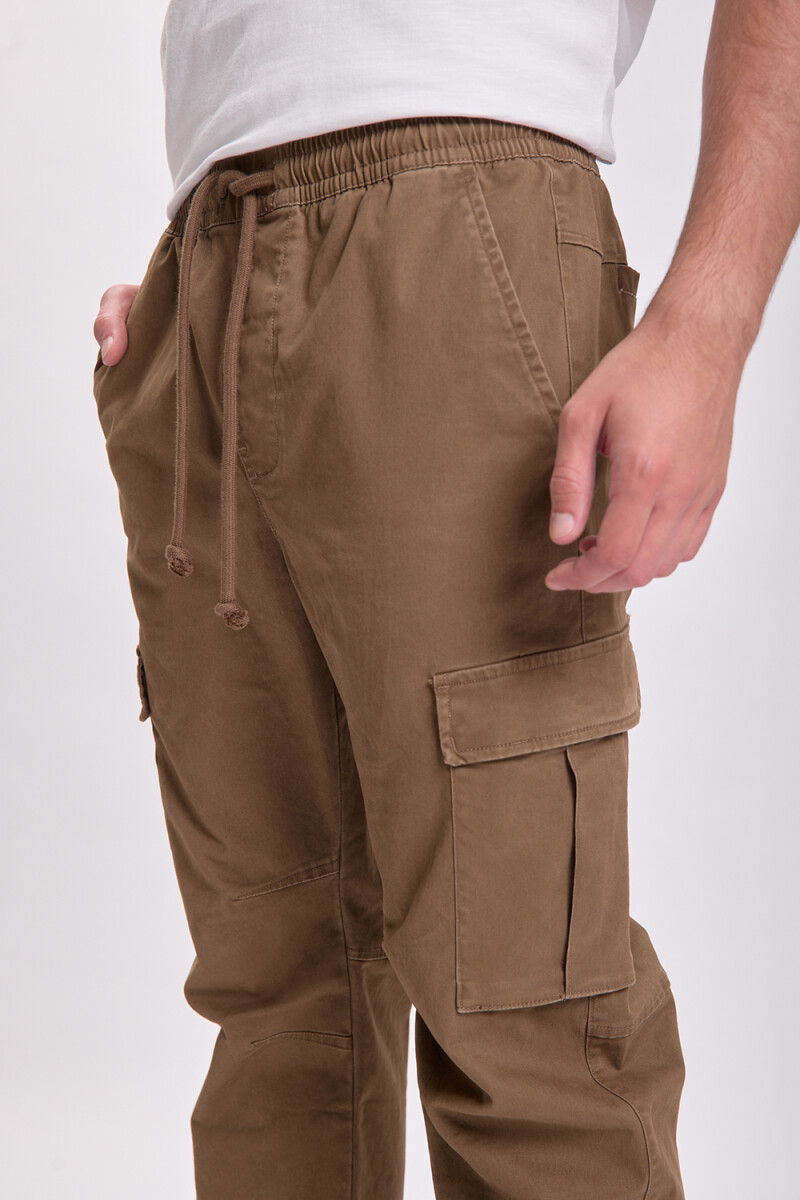 Pantalón cargo jogger Tostado