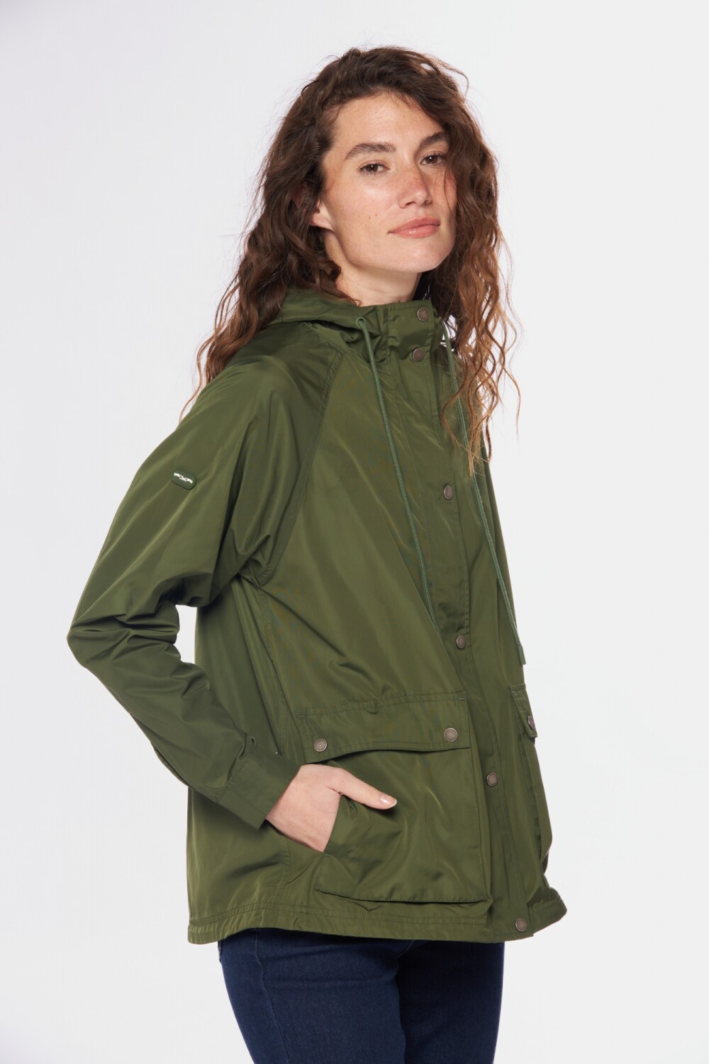 CAMPERA IMPERMEABLE CON CAPUCHA Verde Oscuro