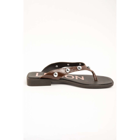 Sandalia Ojota Tachas Chocolate