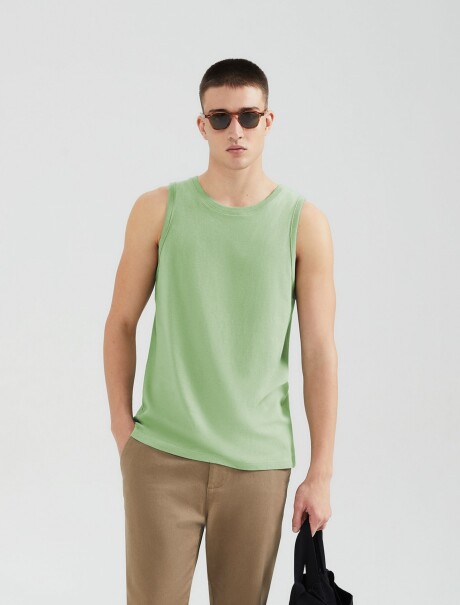 MUSCULOSA BÁSICA WORLD VERDE CLARO