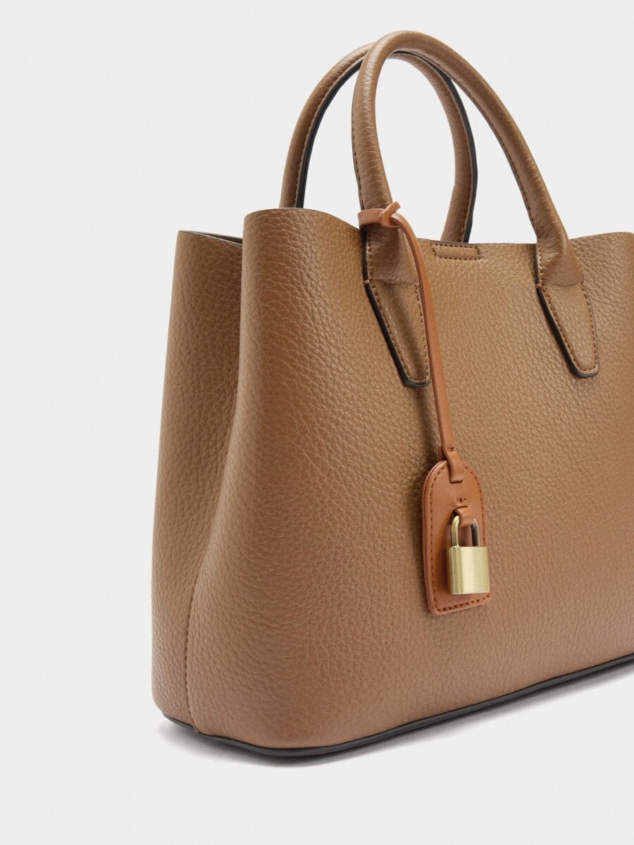 Bolso Tote Con Textura Y Colgante camel