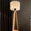 VELADOR DE PIE TRIPE ECO E27 MADERA Y PANTALLA BEIGE VELADOR DE PIE TRIPE ECO E27 MADERA Y PANTALLA BEIGE