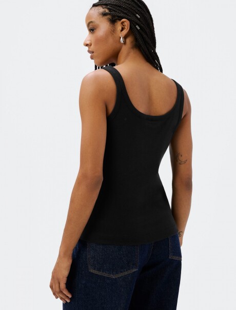 MUSCULOSA CUELLO EN U NEGRO
