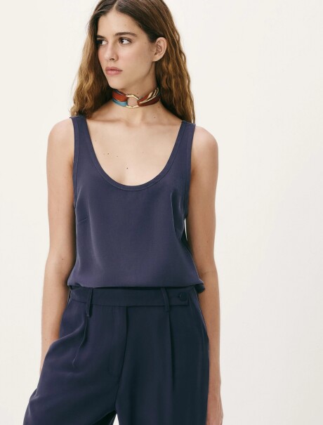 BLUSA CON DESCOTE EN U AZUL