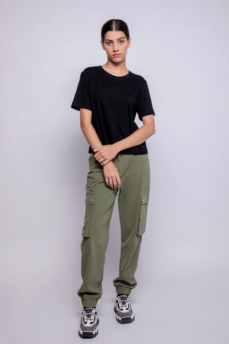 Cargo joggers with t-shirt airport outfit