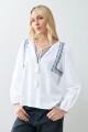 Remera boho con bordados blanco