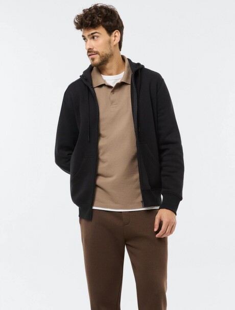 CHAQUETA BÁSICA REGULAR EN SUDADERA CON FORRO POLAR NEGRO