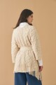 Capa con estructura beige