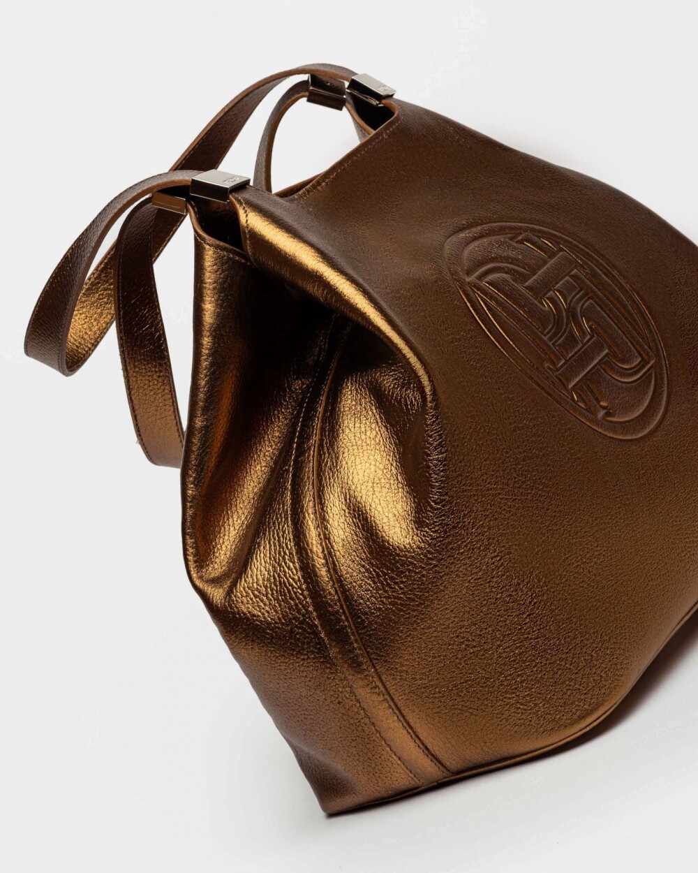 Bolso Eterial En Cuero Graneado Metalizado Metalizado