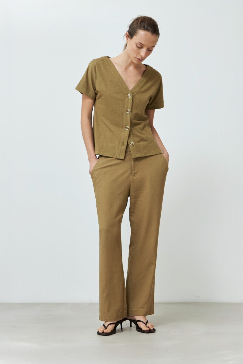 Remera con botones verde oliva