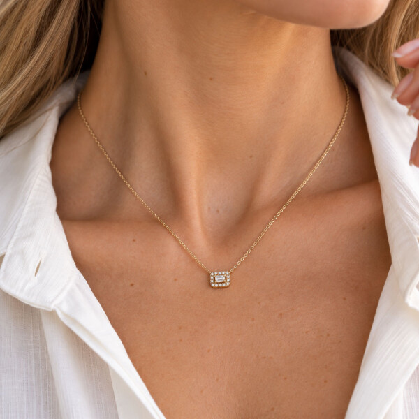 Colgante Fernanda H. en oro amarillo 18k con brillantes, incluye cadena. Colgante Fernanda H. en oro amarillo 18k con brillantes, incluye cadena.