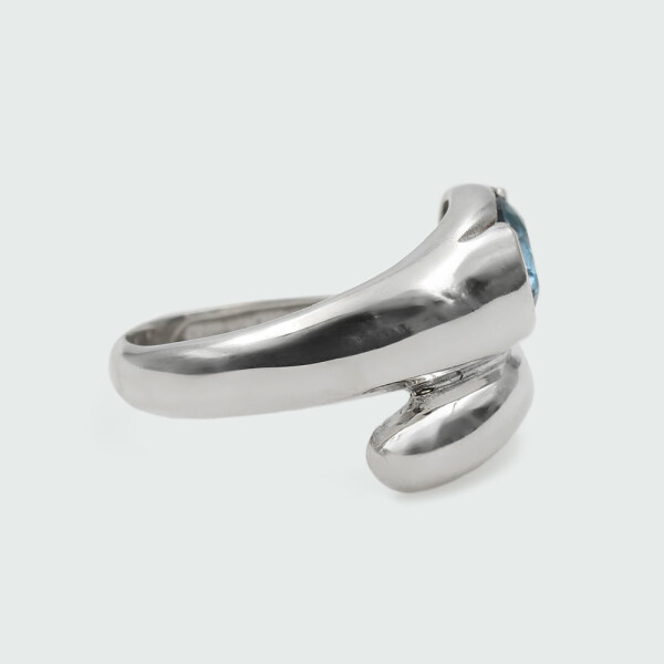 Anillo Ivy de plata 925 con topacio azul. Anillo Ivy de plata 925 con topacio azul.